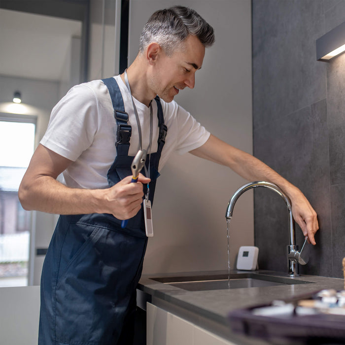 Choosing the Right Faucet for Your Kitchen and Bathroom