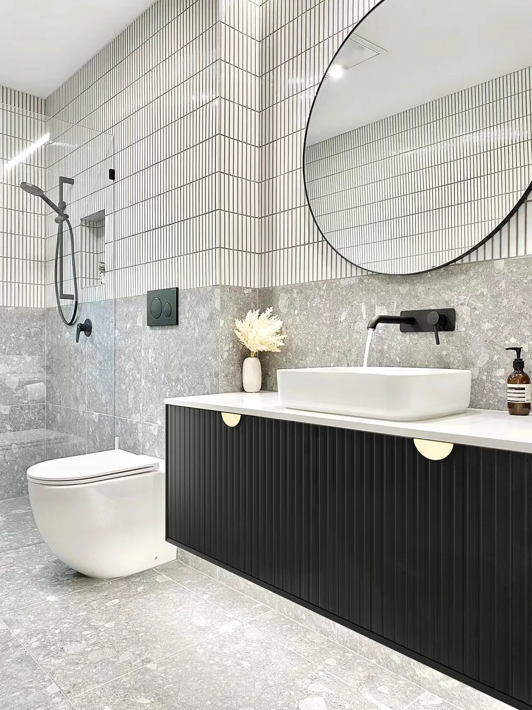 Black vs Chrome Bathroom Accessories: Which Finish Is Right for Your Style?