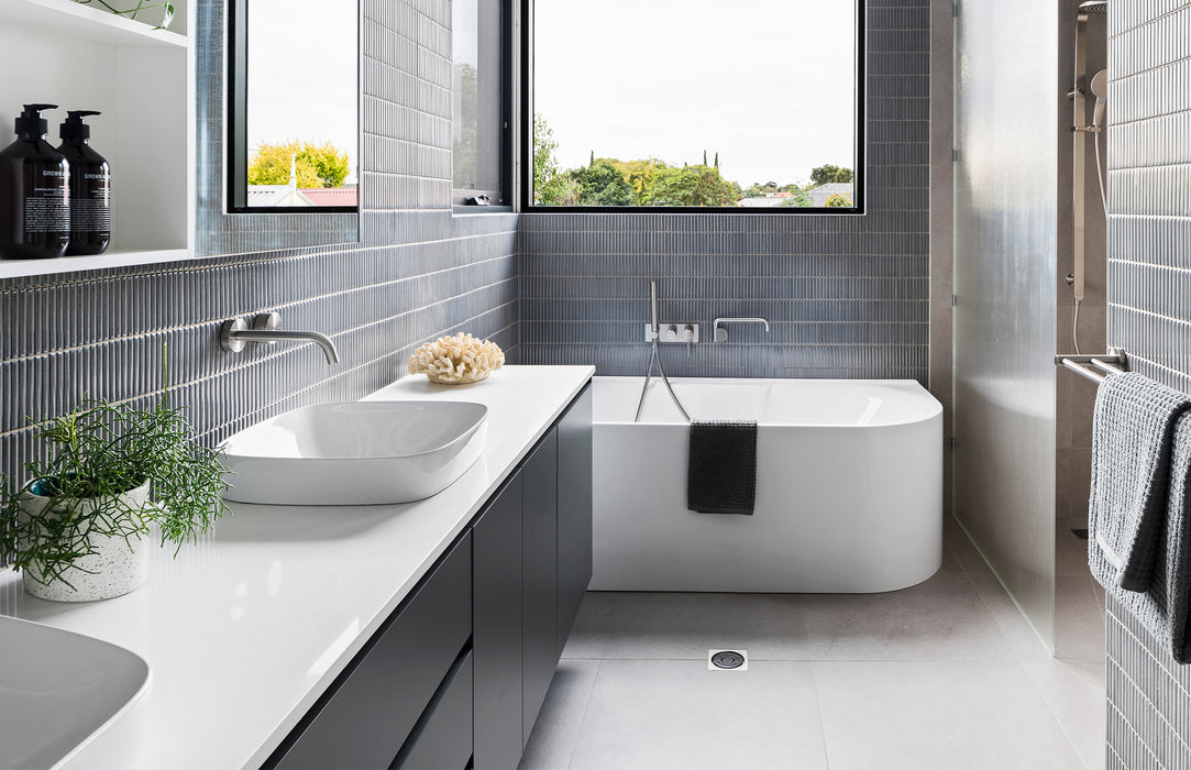 Phoenix Designer Swivel Bath Outlet 230mm Round